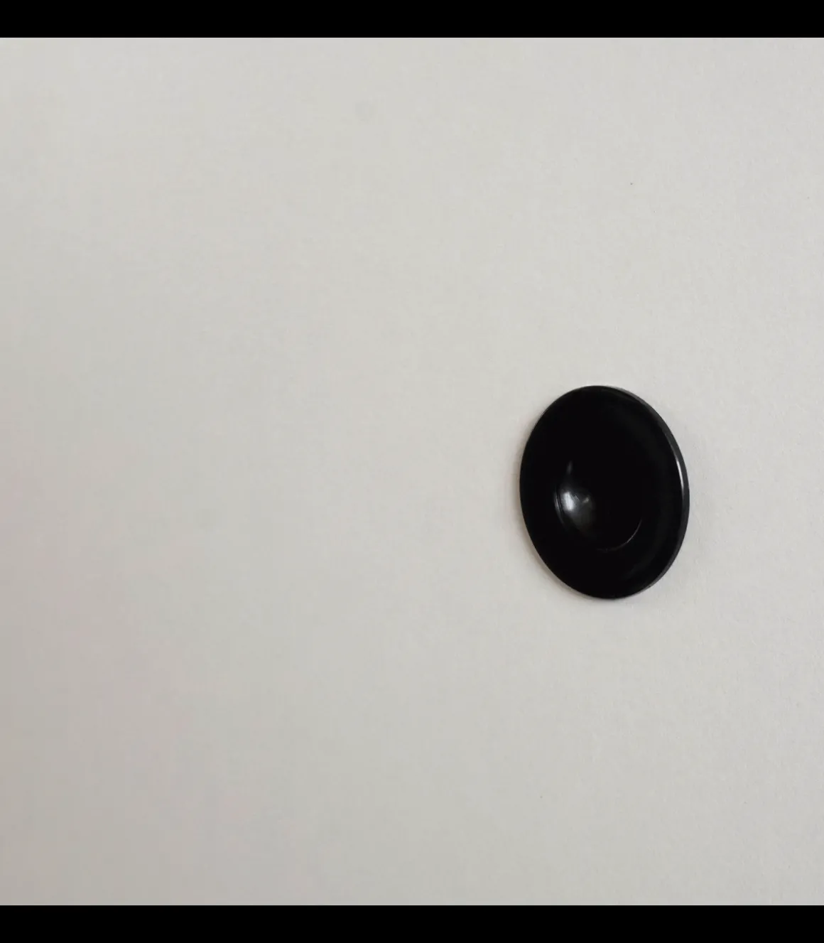 Aparador Kamet dos puertas correderas acabado blanco, 87cm(alto) 120cm(ancho) 40cm(largo)