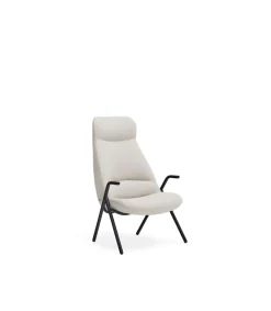 Butaca modelo Dins-Alta tapizada en tela color crema, 81cm(ancho) 114/43cm(alto) 83cm (largo)
