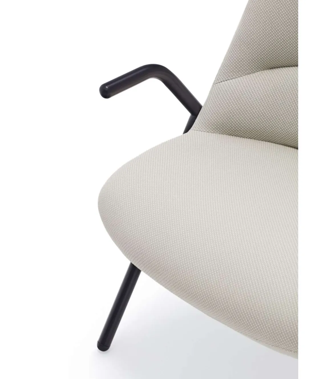 Butaca modelo Dins-Alta tapizada en tela color crema, 81cm(ancho) 114/43cm(alto) 83cm (largo)