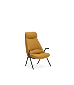 Butaca modelo Dins-Alta tapizada en tela color mostaza, 81cm(ancho) 114/43cm(alto) 83cm (largo)