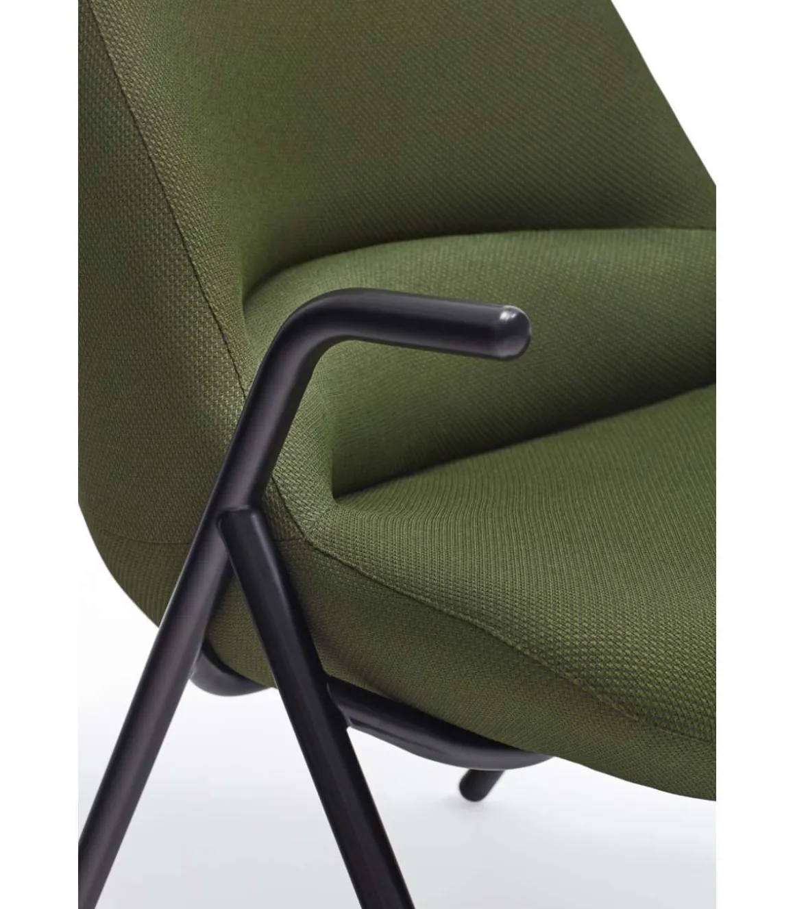 Butaca modelo Dins tapizada en tela color verde oscuro, 77cm(ancho) 77cm(alto) 83cm (largo)