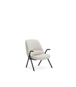 Butaca modelo Dins tapizada en tela color crema, 77cm(ancho) 77cm(alto) 83cm (largo)