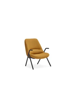 Butaca modelo Dins tapizada en tela color mostaza, 77cm(ancho) 77cm(alto) 83cm (largo)