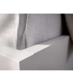 Conjunto cama matrimonio y dos mesitas Rocio acabado blanco.