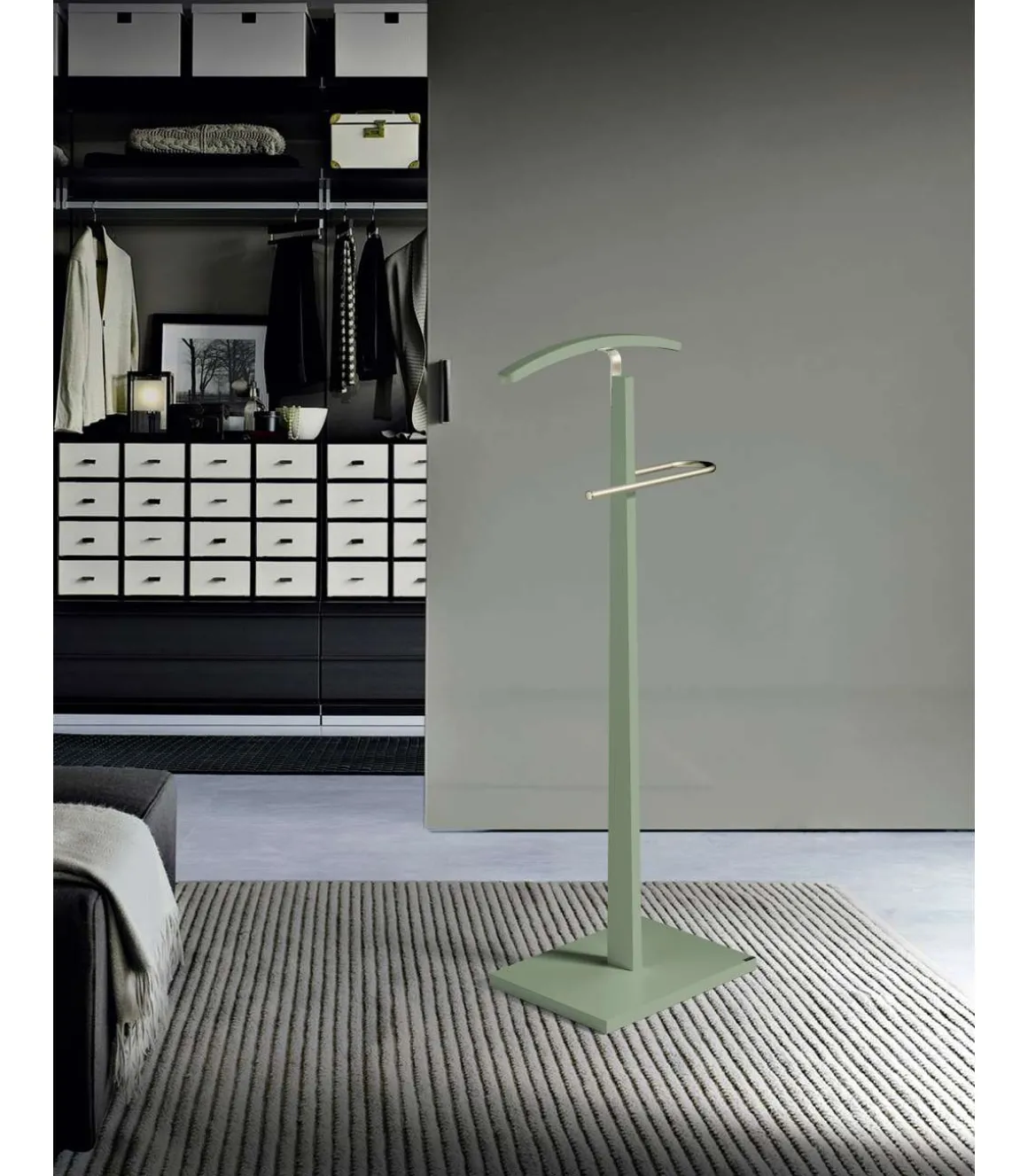 Galan 303 herraje cromo satinado y madera color verde. 114 cm (alto), 48 cm (ancho), 28 cm(fondo).