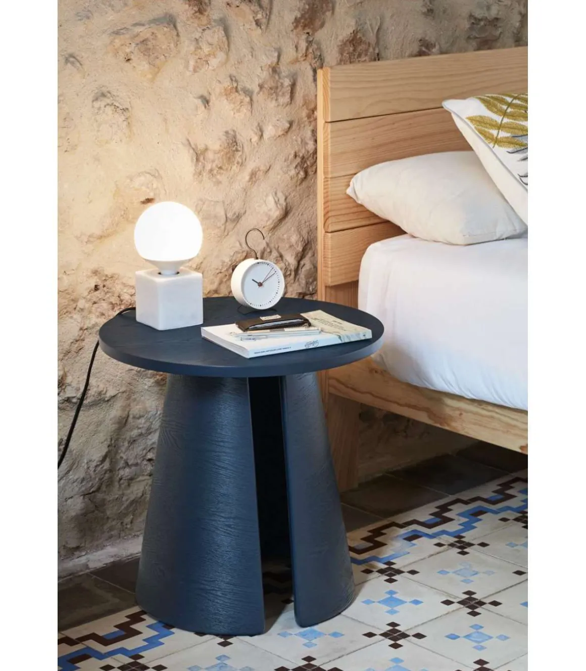 Mesa auxiliar de rincón modelo Cep acabado azul, 50cm(ancho) 50.1cm(alto) 50cm (largo)
