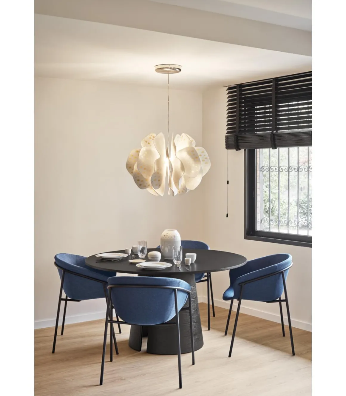 Mesa redonda para comedor modelo Cep acabado negro, 137cm(ancho) 75cm(alto) 137cm (largo)