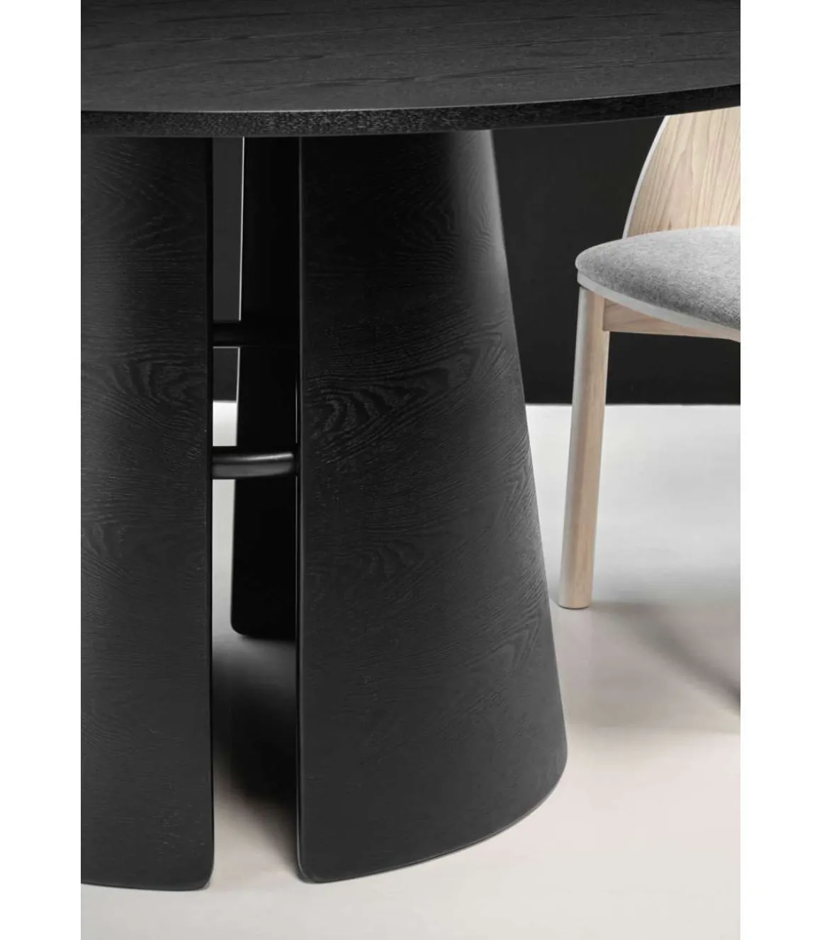 Mesa redonda para comedor modelo Cep acabado negro, 137cm(ancho) 75cm(alto) 137cm (largo)