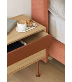 Mesita de noche para dormitorio modelo Yoko 2 cajones acabado roble/teja, 35cm(ancho) 54cm(alto) 52cm (largo)