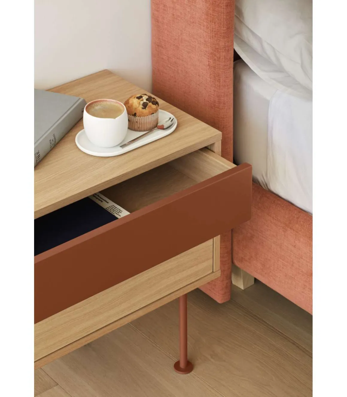 Mesita de noche para dormitorio modelo Yoko 2 cajones acabado roble/teja, 35cm(ancho) 54cm(alto) 52cm (largo)
