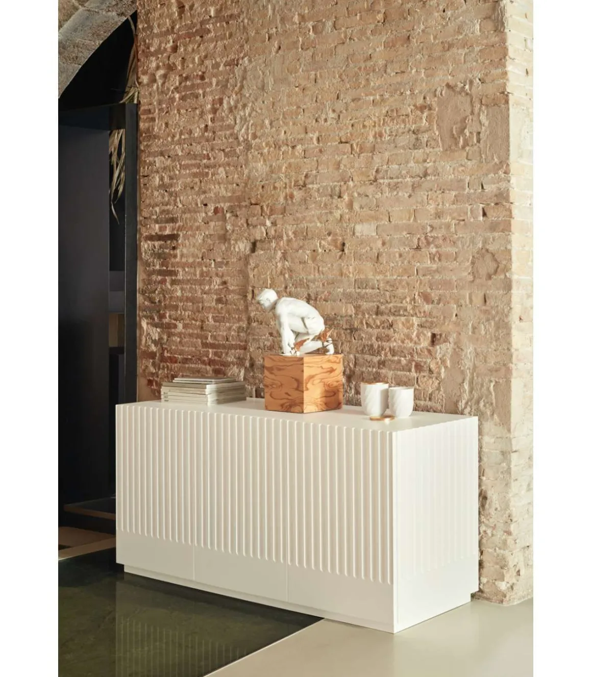 Mueble aparador modelo Doric 3 puertas 3 cajones interiores acabado blanco, 46cm(ancho) 70cm(alto) 150cm (largo)