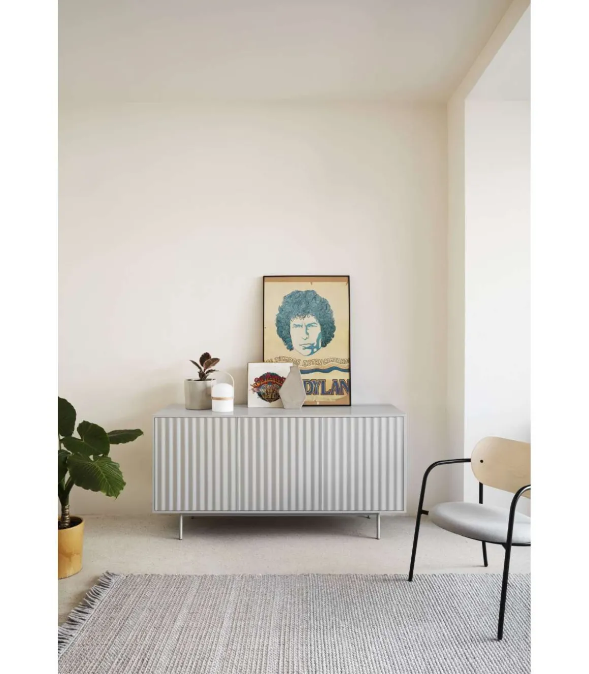 Mueble aparador modelo Sierra 3 puertas 3 cajones interiores acabado gris claro, 159.2cm(ancho) 79.6cm(alto) 47cm (fondo).