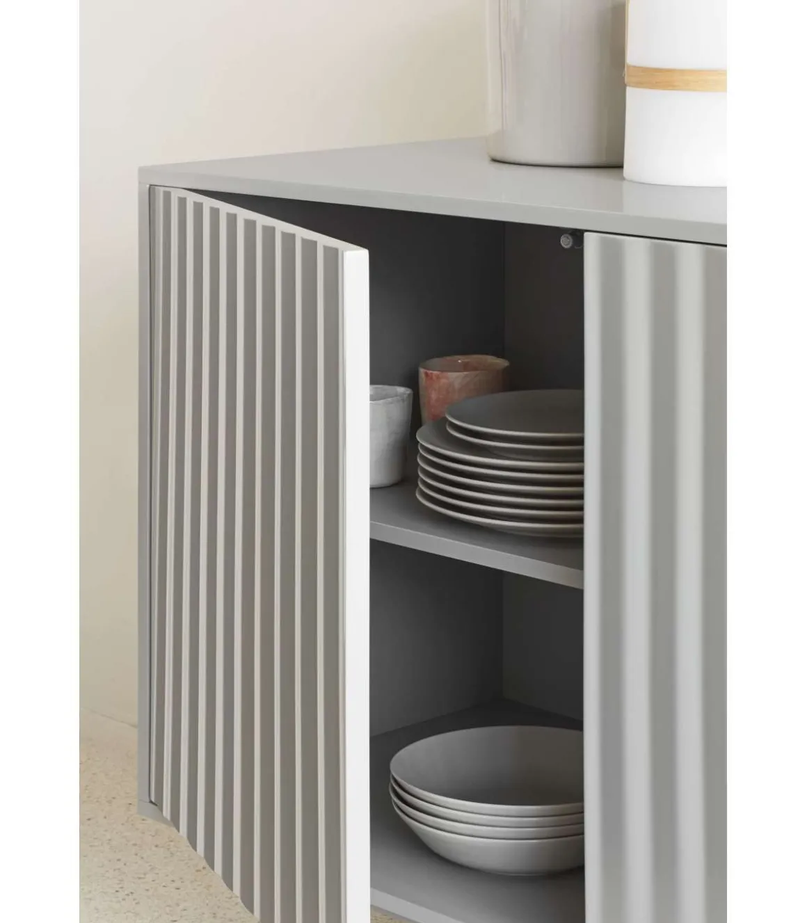 Mueble aparador modelo Sierra 3 puertas 3 cajones interiores acabado gris claro, 159.2cm(ancho) 79.6cm(alto) 47cm (fondo).
