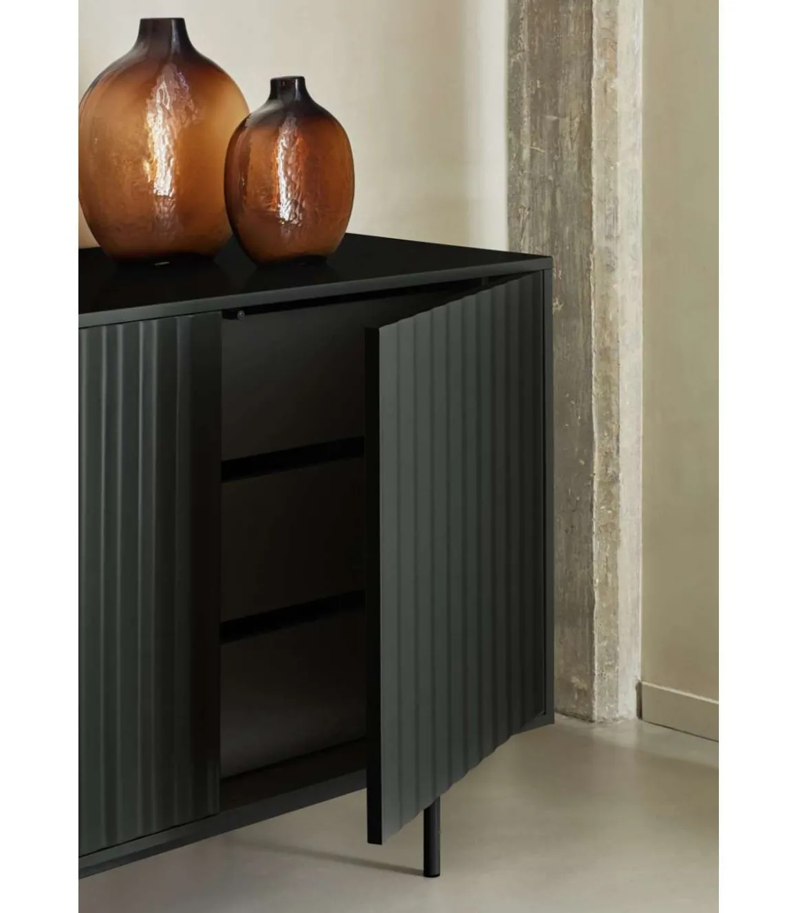 Mueble aparador modelo Sierra 3 puertas 3 cajones interiores acabado negro, 159.2cm(ancho) 79.6cm(alto) 47cm (fondo).