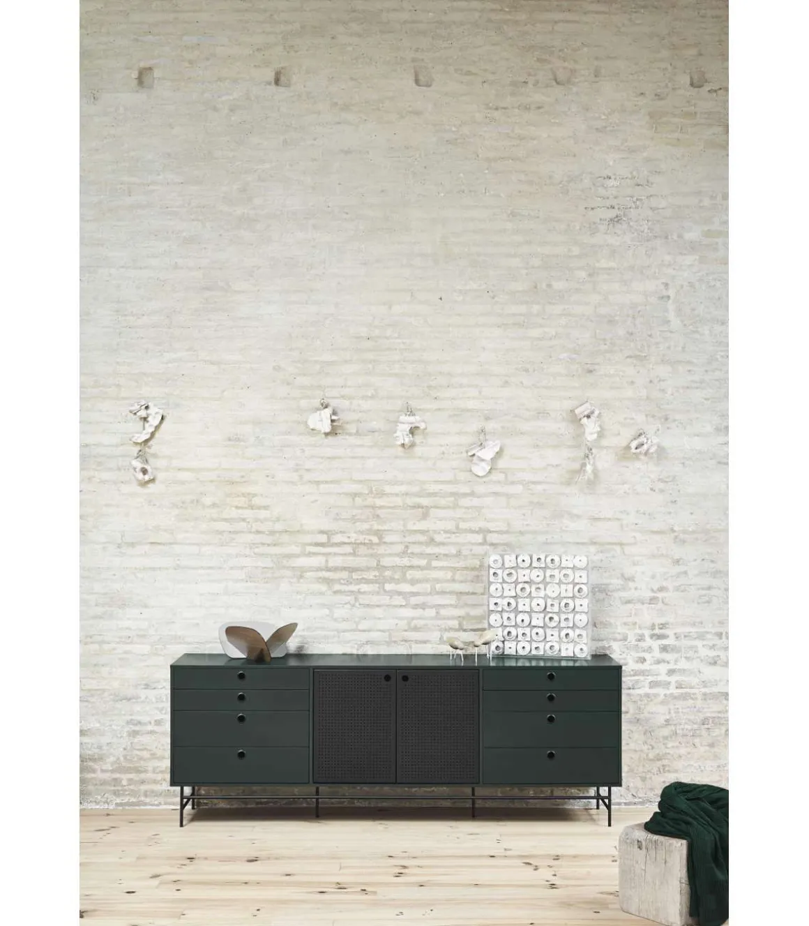 Mueble aparador para comedor modelo Punto 2 puertas 8 cajones acabado verde/negro, 47cm(ancho) 77cm(alto) 212cm (largo)