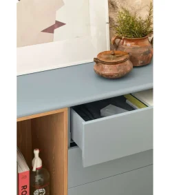 Mueble aparador para comedor modelo Corvo 1 puerta 3 cajones acabado gris perla, 136.8cm(ancho) 76cm(alto) 40cm (fondo)