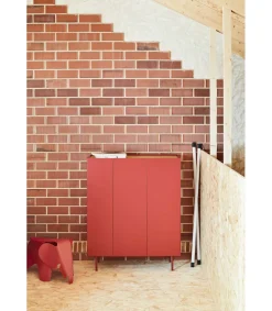 Mueble auxiliar modelo Arista 3 puertas acabado burdeos, 40cm(ancho) 120cm(alto) 95cm (largo)