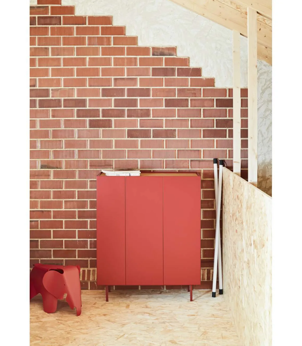 Mueble auxiliar modelo Arista 3 puertas acabado burdeos, 40cm(ancho) 120cm(alto) 95cm (largo)