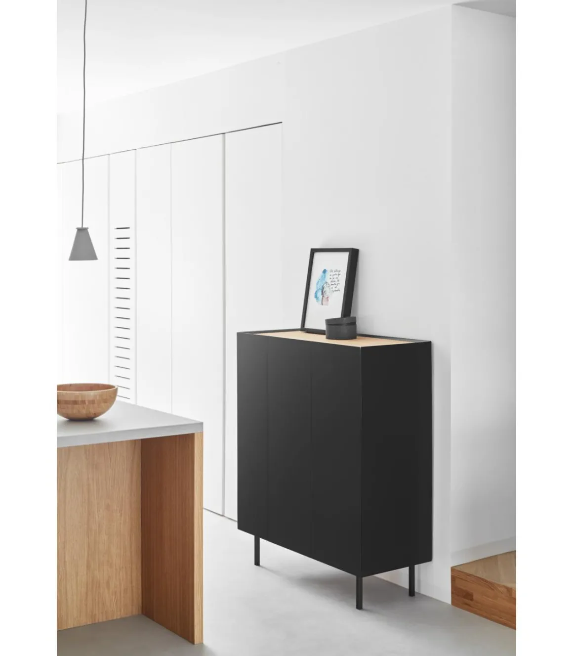 Mueble auxiliar modelo Arista 3 puertas acabado negro, 40cm(ancho) 120cm(alto) 95cm (largo)