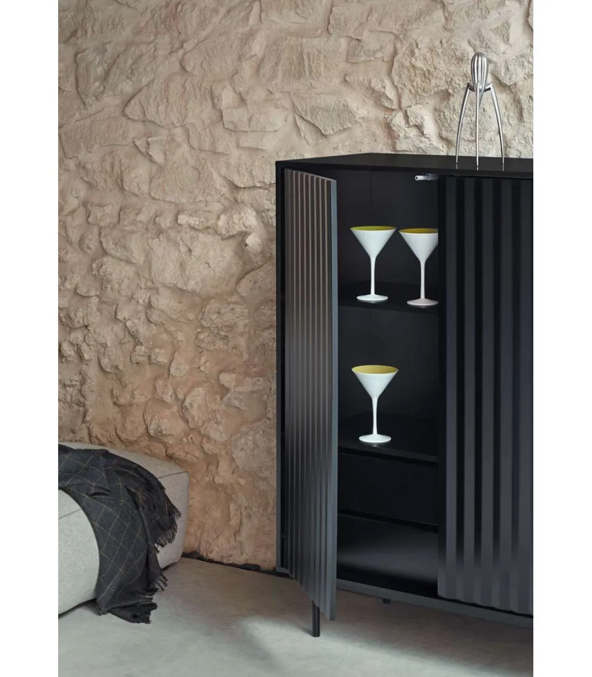 Mueble auxiliar modelo Sierra 2 puertas 2 cajones interiores acabado negro, 45cm(ancho) 130cm(alto) 97cm (largo)