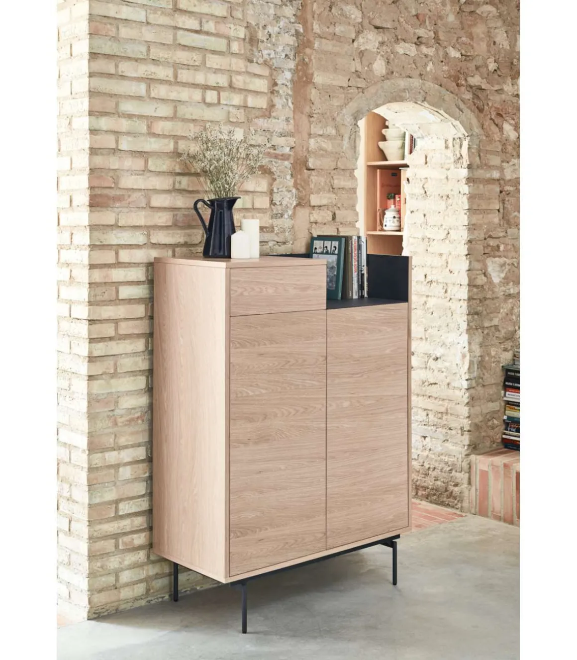 Mueble auxiliar modelo Valley 2 puertas 1 cajón acabado roble/azul oscuro, 40cm(ancho) 130cm(alto) 92cm (largo)