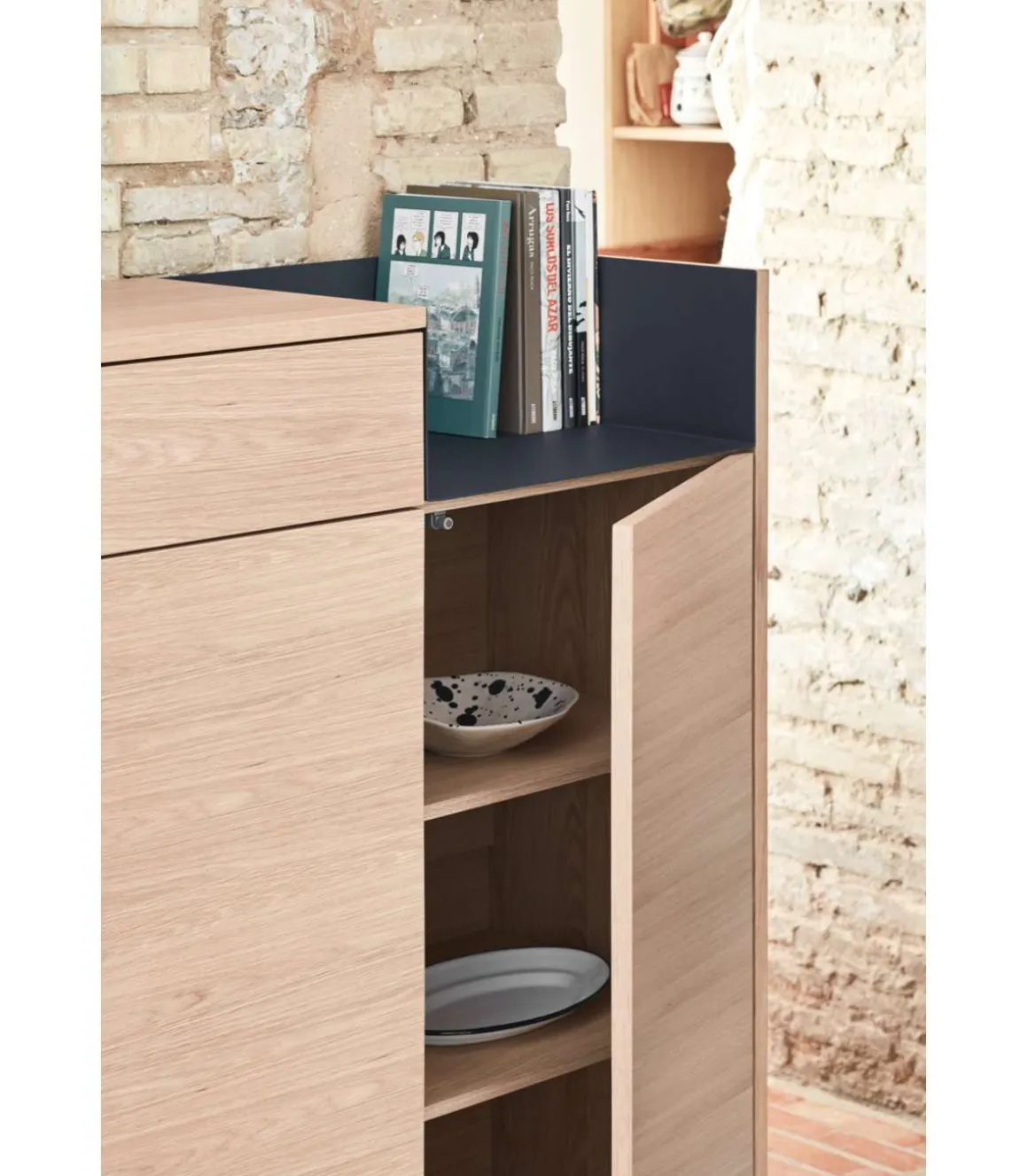 Mueble auxiliar modelo Valley 2 puertas 1 cajón acabado roble/azul oscuro, 40cm(ancho) 130cm(alto) 92cm (largo)