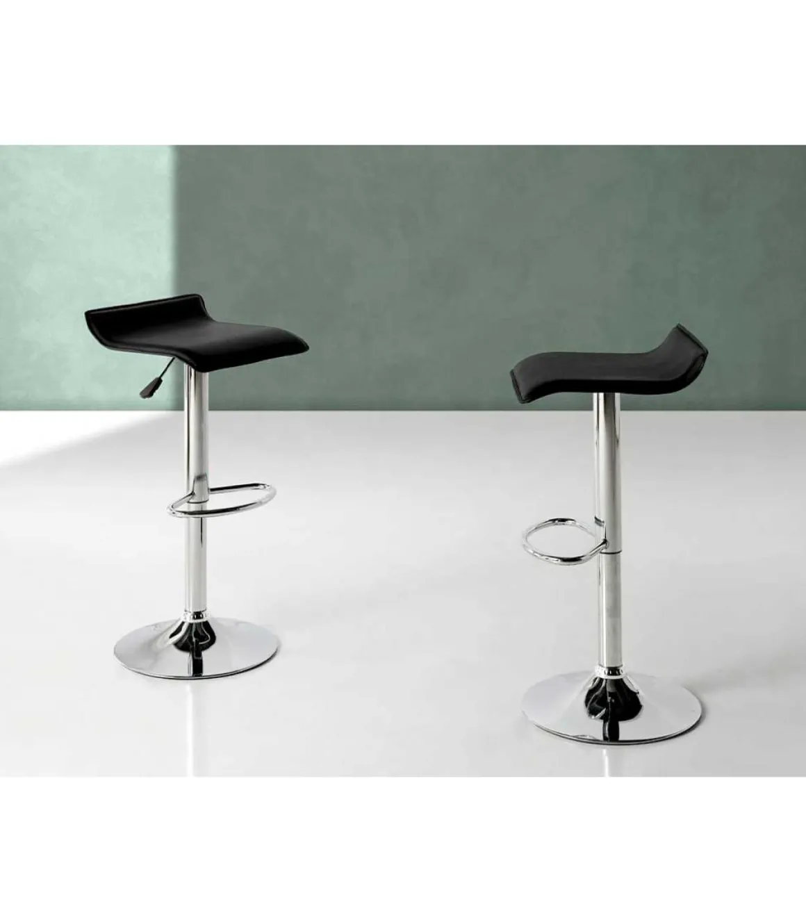 Pack de 2 taburetes elevables Agata en polipiel negro, 38 x 39,5 x 64/85 cm (largo x ancho x alto)
